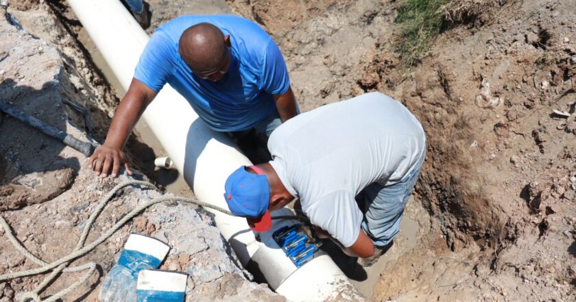 Con reparación de fugas de agua, hace frente COMAPA al problema del suministro