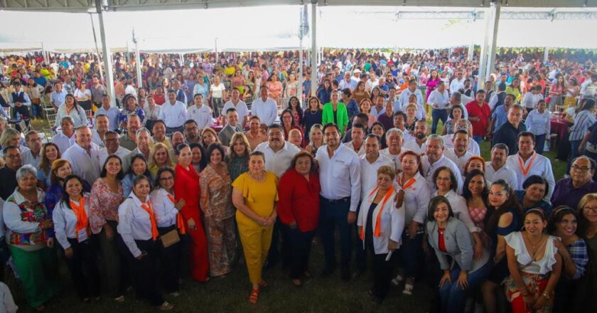 Rinde Gobierno de Reynosa homenaje a más de 5 Mil Maestros