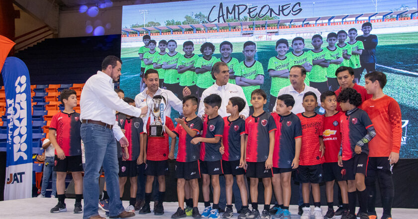 Entrega Rector trofeos de la Liga de Futbol Copa UAT