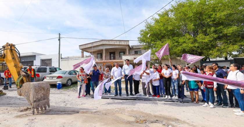 Dio Alcalde Carlos Peña Ortiz banderazo a obra de pavimentación en Jarachina Norte