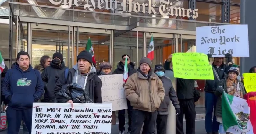 “AMLO no está solo”: Manifestantes frente al NYT