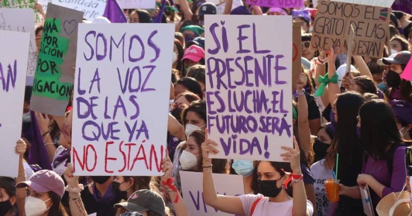 Marcha “Marea Violeta” hacia el Zócalo capitalino