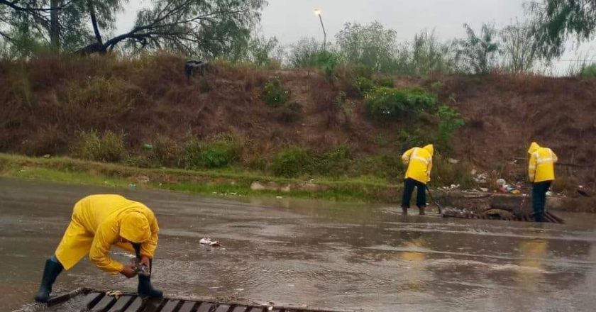 Gobierno de Reynosa, mediante Servicios Primarios limpia alcantarillas para evitar acumulación de agua de lluvia