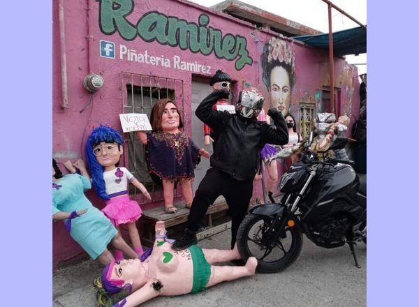 Atacan feministas a la Piñatería Ramírez