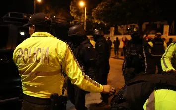Irrumpen policías de Ecuador en la Embajada de México